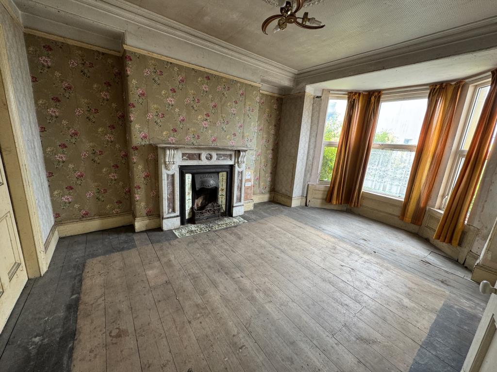 Lot: 113 - MID-TERRACE HOUSE FOR IMPROVEMENT - Living room